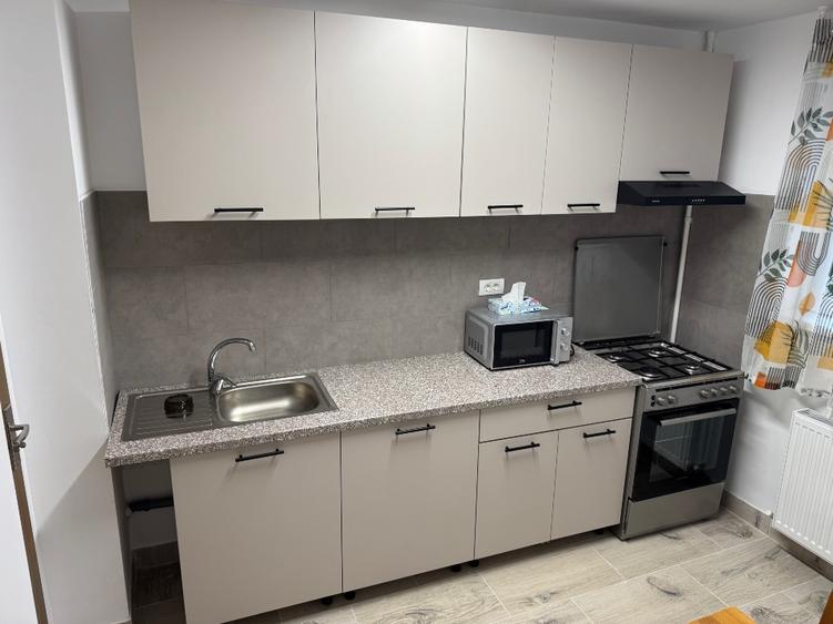 Închiriez apartament 4 camere zona Dristor -Baba novac
