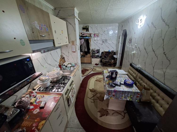 Apartament cu 3 camere, decomandat, etajul 2/4, zona Galata