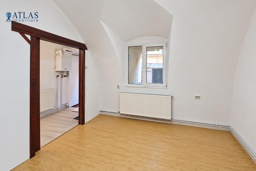 Piata Sfatului, 41 mp., ideal regim hotelier, de renovat la interior, acces usor