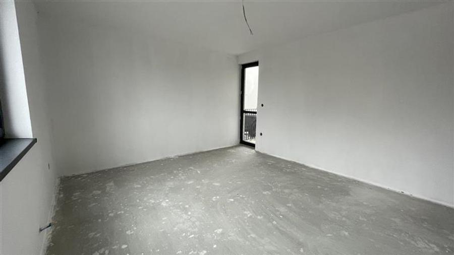 Apartament cu 3 camere la stadiul semifinisat cu loc de parcare inclus, in Crist