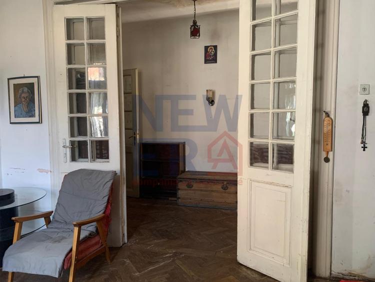 De vanzare 2 camere in vila interbelica, curte comuna zona Armeneasca