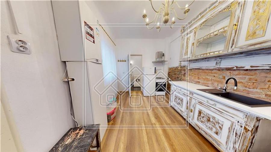 Ap. cu 2 camere si 20 mp de gradina, mobilat, Zona Centrala