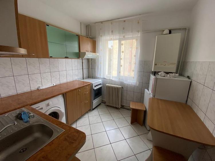 Garsonieră de închiriat, etaj 1, Cetate, mobilata-utilata