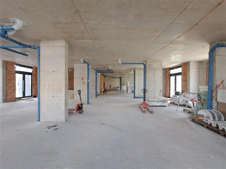Spatiu comercial, 711 mp utili, situat in cartierul Intre Lacuri!