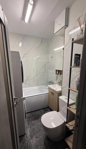 Apartament cu 3 camere decomandat, etaj intermediar, zona Alexandru cel Bun