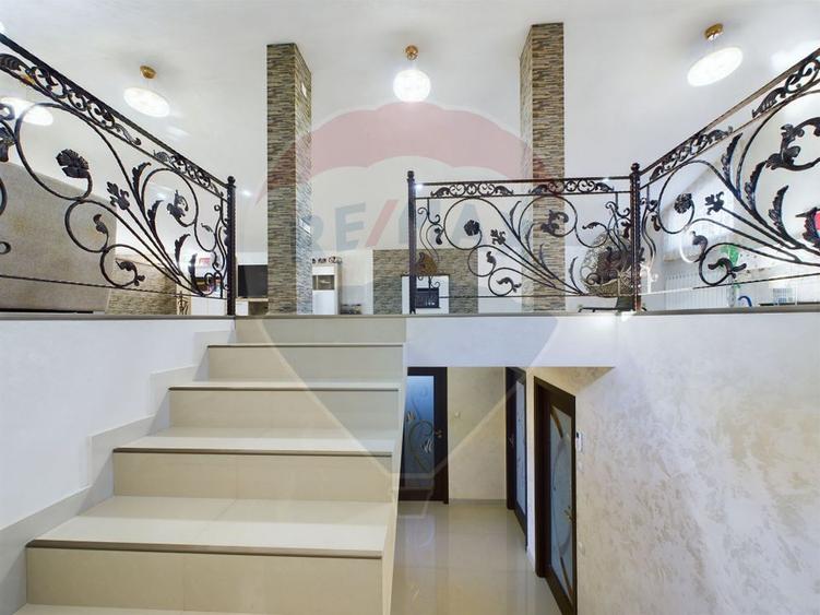 Casă / Vilă 5 camere + Mansarda Foarte Spatioasa