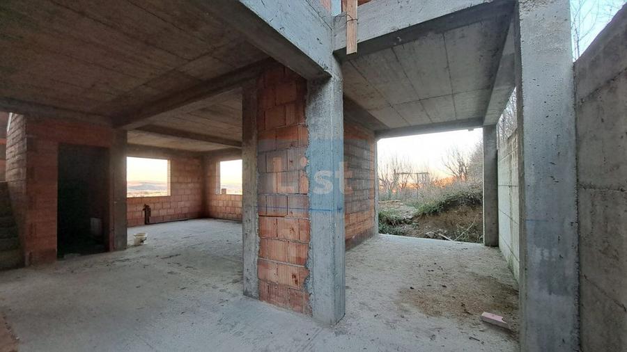 Casa cu garaj, zona Planoare