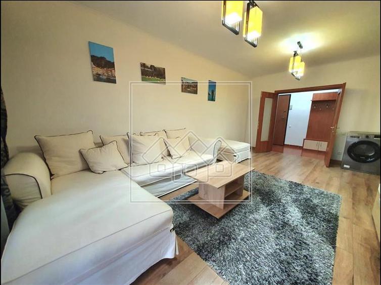 Apartament modern, decomandat, 2 balcoane, etaj 2/8 - Zona Centrala
