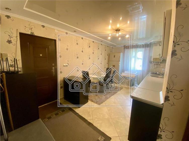 Inchiriez ap. 3 camere decomandat, mobilat/utilat - Turnișor