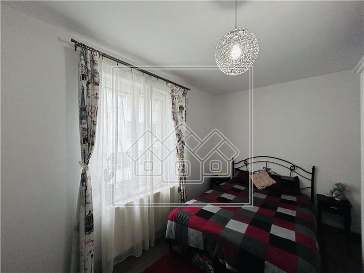 Ap 3 camere, balcon, mobilat modern, etaj 1, loc de parcare