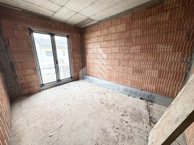 Duplex cu 4 camere, bucatarie separata, toate utilitatile, la asfalt.