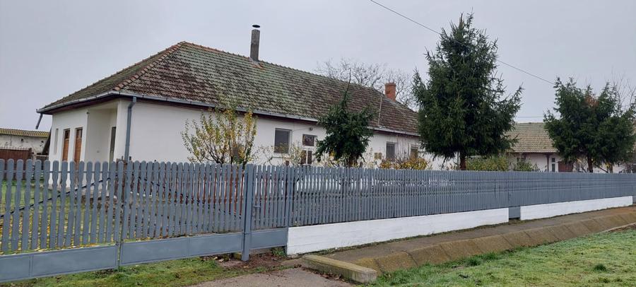 Spatiu pentru dispensar medical-veterinar si locuinta de serviciu cu teren mare