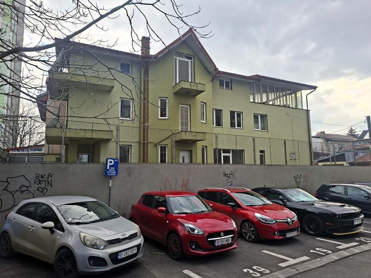 Vilă cu 10 camere, destinație rezidențială / birouri / centru - comision 0%!