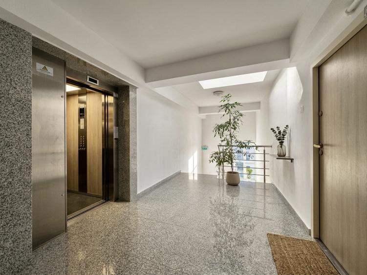 | Penthouse | 200 mp deasupra orașului |