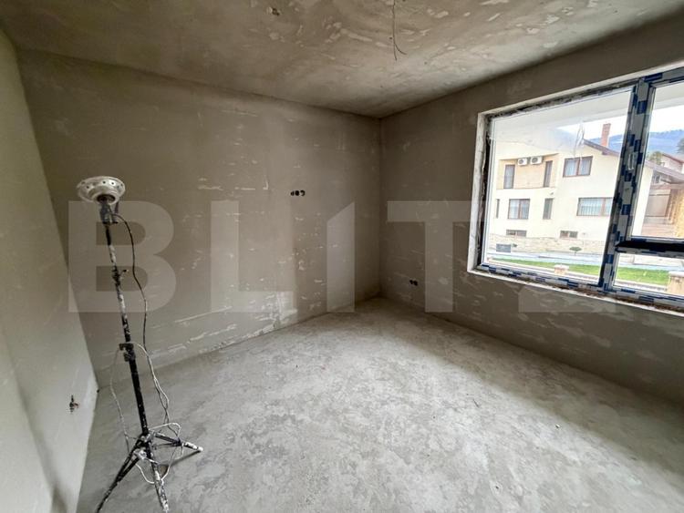 Apartament 4 camere, semifinisat cu garaj si boxa, zona Bradet