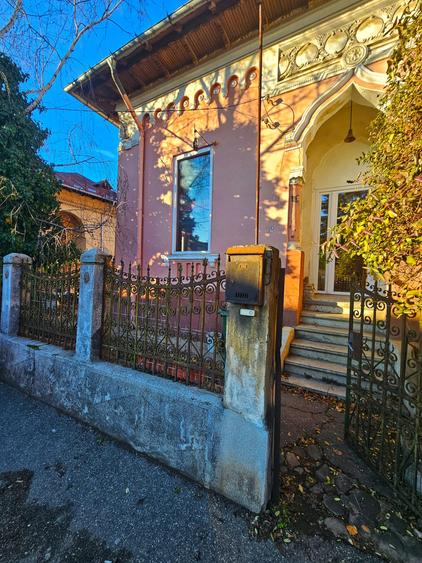 Casă cu arhitectură interbelică, 5 camere, teren 409 mp – Central