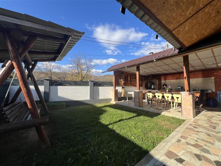Casa si garaj cu 4 camere