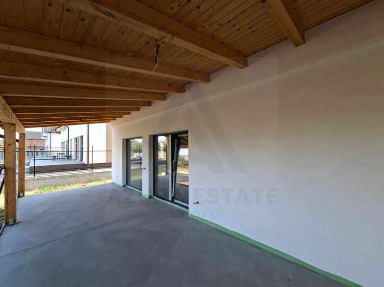 Casa 4 camere 2 bai terasa acoperita si teren 334 mp in Sura Mare