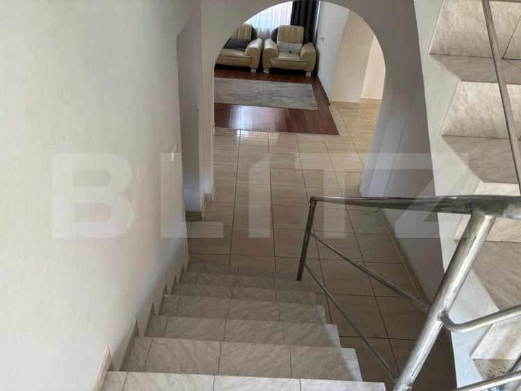 Casa de vanzare cu 5 camere, 200 mp, zona Micro 3