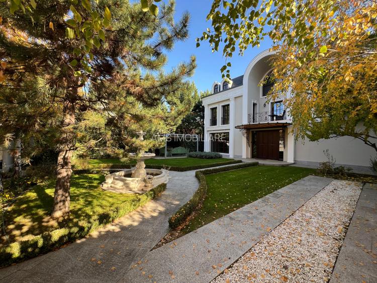 VILA DEOSEBITA / SPATII GENEROASE / CURTE PROPRIE - 55