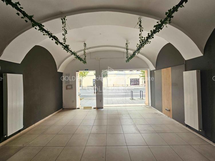 : : Spatiu cu PRELUARE CHIRIASI- Trafic INTENS/Vitrina la Strada : : - 4