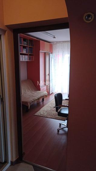 Apartment 3 camere decomandat, mobilat, doua balcoane, centrala gaze. Negociabil - 3