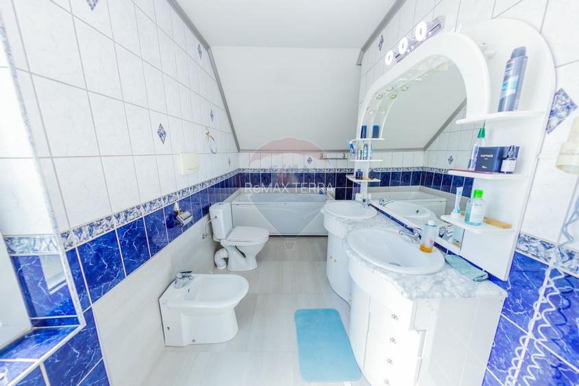 Casă cu 7 camere, 10 ari de vânzare la drumul principal cu 2 intrari - 18