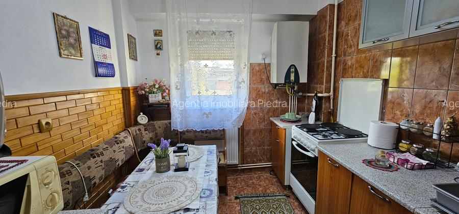 Vand apartament de 3 camere,decomandate ,confort 1 situat pe str.Uzinei - 5