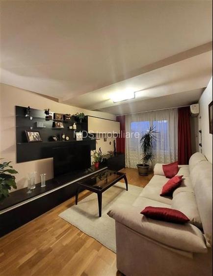 Mobilat si utilat linga Mall bloc izolat - 2