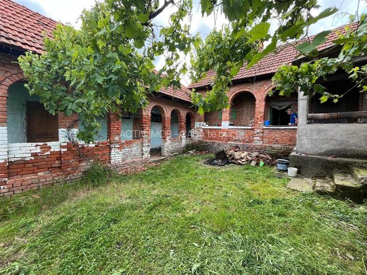 Honorici, Casa Cu Teren, 230 Mp. Suprafata construita, 1.700 Mp. Suprafata teren - 12