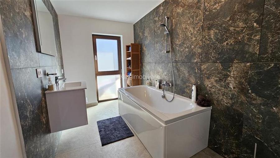 Casa renovata 200mp pe 2 niveluri,parcare, curte cu foisor,Centru, str.Nicolae B - 7