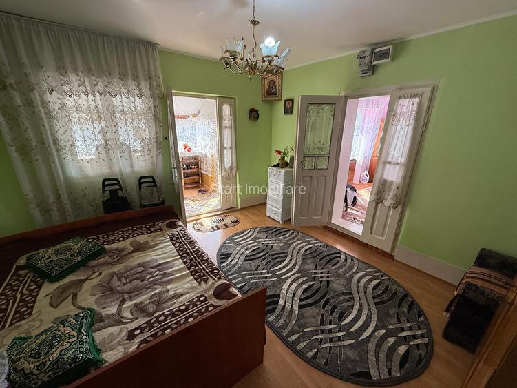 Casa E85, Podu Iloaiei, la strada - 9