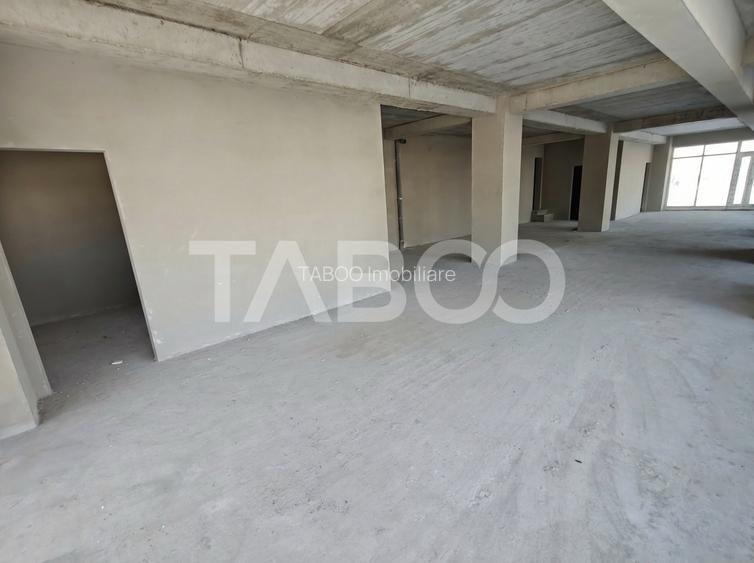 Spatiu Comercial de inchiriat cu 8 locuri de parcare - Vitrina 13 m - 4