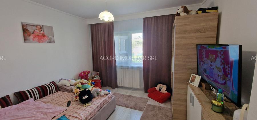 Poarta 6, 3 camere decomandate etajul 1. - 12