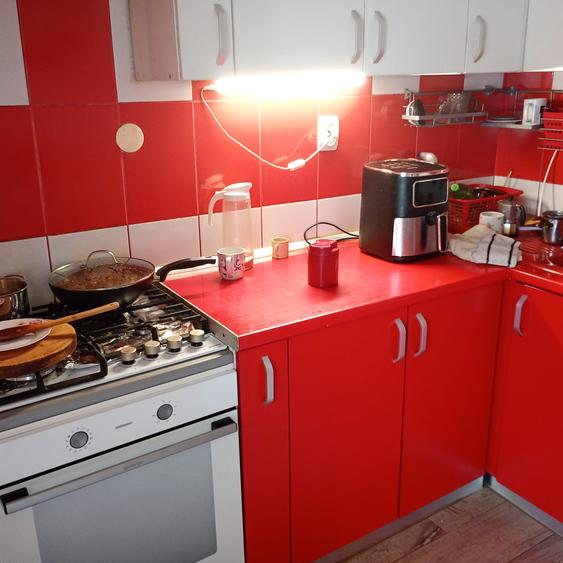 Apartament cu 3 camere decomandat, etaj 1/4, zona Canta