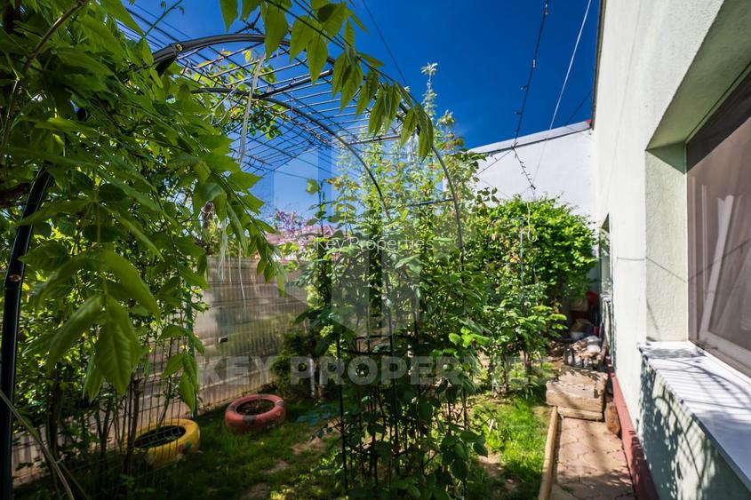 Casa parter,  situata pe colt, teren 300 mp, acces dublu - 15