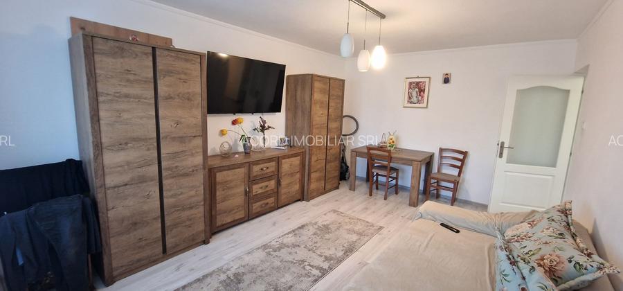 Poarta 6, 3 camere decomandate etajul 1. - 2