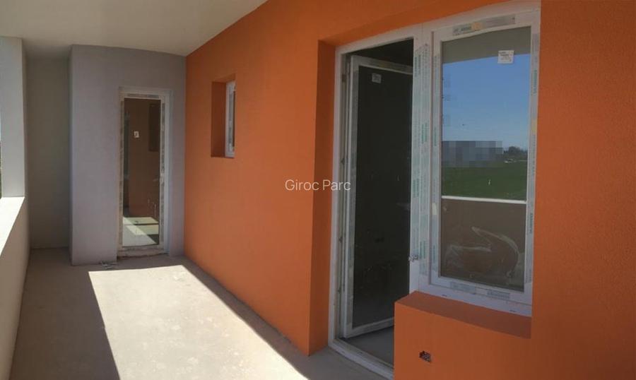 Direct proprietar.Apartament decomandat cu doua balcoane.Model deosebit - 2