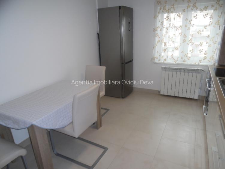 Inchiriez apartament 2 camere decomandat in Deva, zona Casa de Pensii, renovat - 2