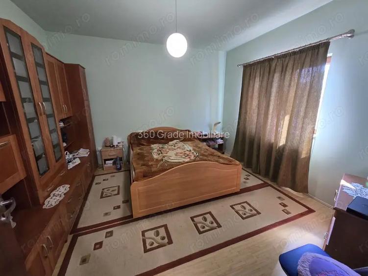 Casă Individuală cu 8 Camere și 4 Băi de Vânzare în Ciarda Roșie - 375 - 5