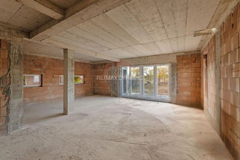 Casă la roșu cu teren generos, 500 mp, situată pe strada Ostașului - 8