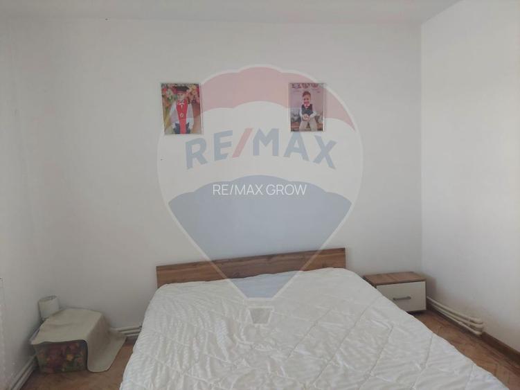 Apartament cu 4 camere decomandat de vânzare în Moinesti - 2