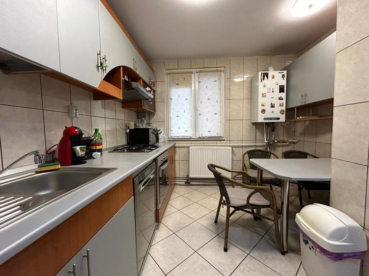 1 Decembrie 3 Camere Etaj 1 Centrala Proprie Instalatii Schimbate 12 Min Metrou - 12