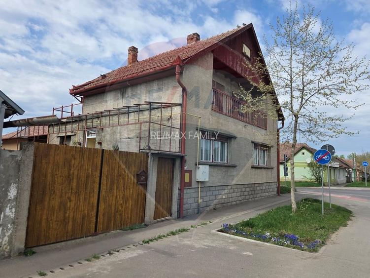 Casă cu etaj , curte proprie - 2