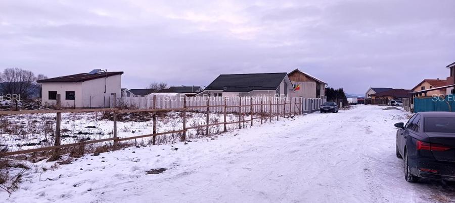 Lot de teren cu toate utilitatile intre case locuite - 3