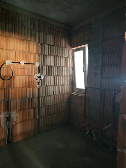 Duplex despartit prin camera tehnica cu asfalt
