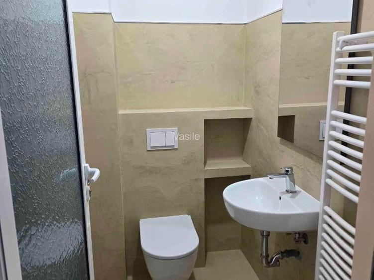 Vând apartament 3 camere, garaj - 7