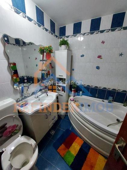 Apartament de vanzare cu 3 camere, 2 gr sanitare - zona 13 Septembrie - 7