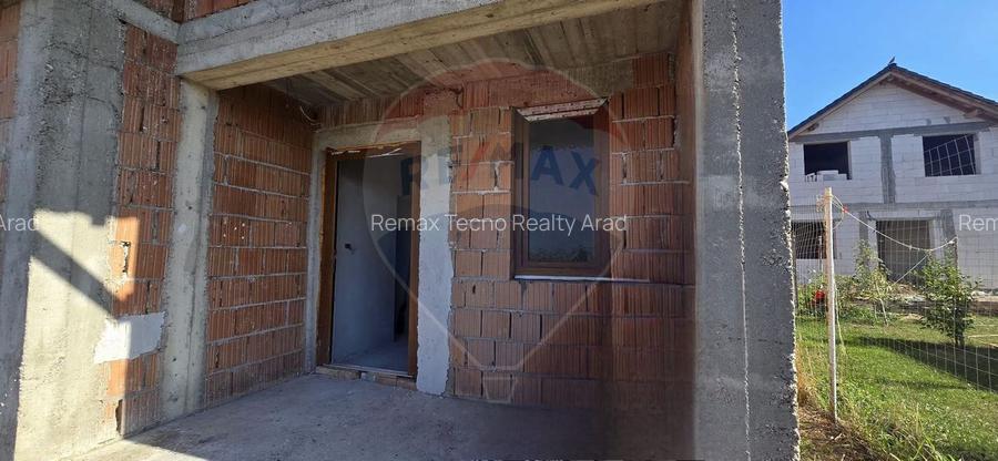 CASA CU ETAJ DE VANZARE LA GRI LA 12 KM DE ARAD ZIMANDUL NOU - 8