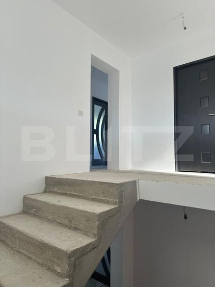 Casă modernă cu garaj, terasă, balcon și curte spațioasă
